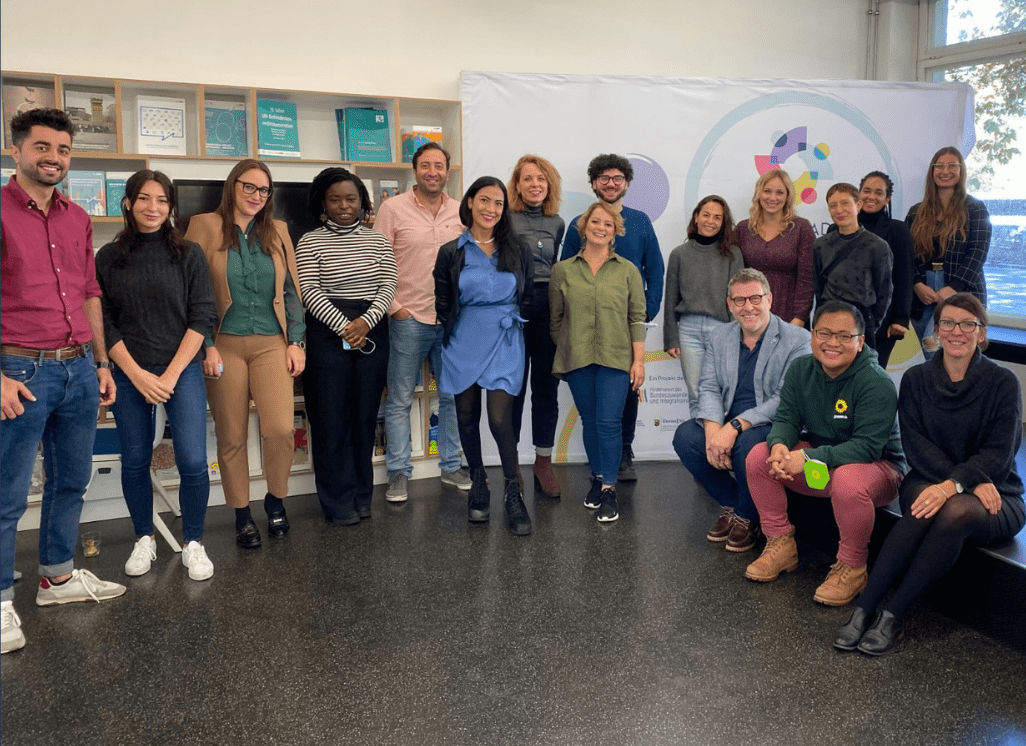 Gruppenfoto der Teilnehmenden und des Teams der Politik Akademie der Vielfalt beim Workshop "Politische Bildung" in Berlin